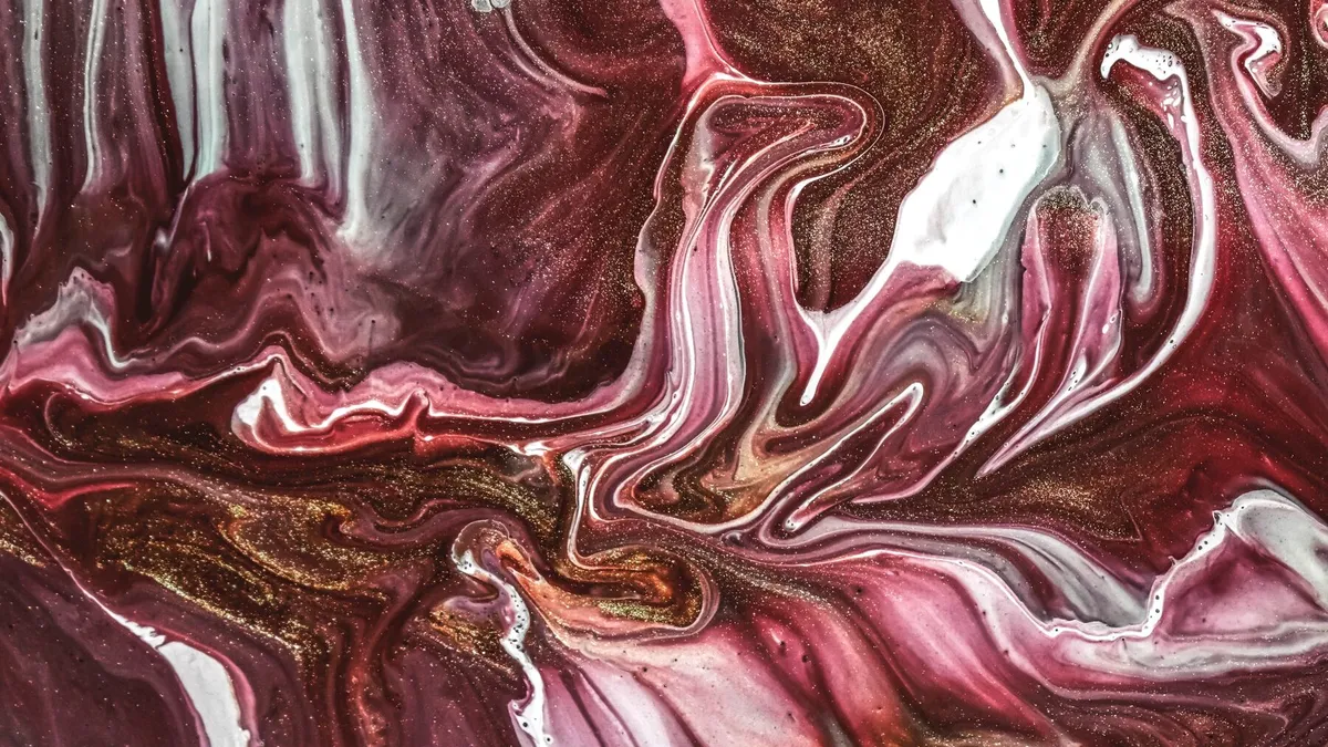 Motifs abstraits marbrés aux nuances de rose, de bordeaux et de blanc, parsemés de reflets dorés.